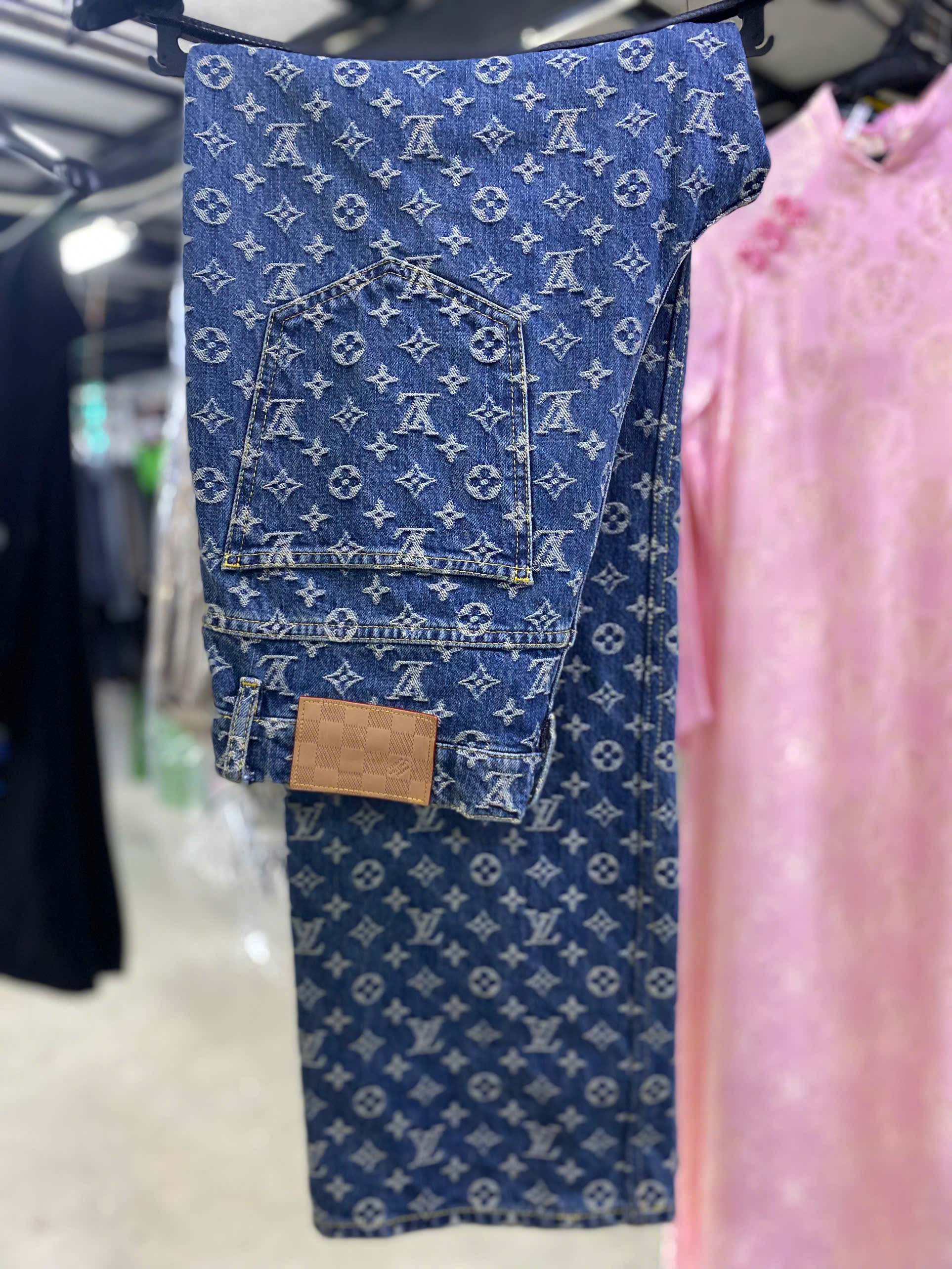 Cùng Japan Laundry tìm hiểu để giặt quần bò (quần jean) hiệu đúng cách và giữ được độ bền, bạn cần tuân thủ một số nguyên tắc cơ bản như luôn lộn trái quần khi giặt, và sử dụng nước lạnh để giữ được quần bò không bị bạc màu . Cùng Japan Laundry tìm hiểu để giặt quần bò (quần jean) hiệu đúng cách và giữ được độ bền, bạn cần tuân thủ một số nguyên tắc cơ bản như luôn lộn trái quần khi giặt, và sử dụng nước lạnh để giữ được quần bò không bị bạc màu .